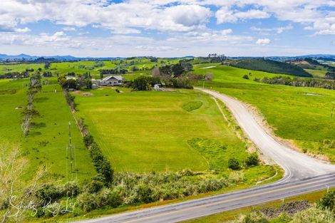 Photo of property in 17 Oparakau Road, Matakohe, 0594