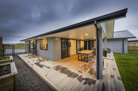 Photo of property in 49 Vaucluse Heights, Fitzherbert, Palmerston North, 4410