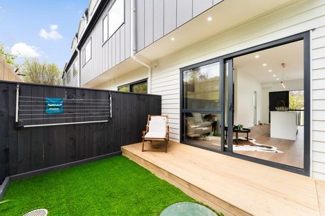 Photo of property in 16 Saint Catherine Crescent, West Harbour, Auckland, 0618