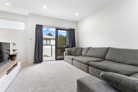 Photo of property in 21c Cherry Tree Place, Massey, Auckland, 0614