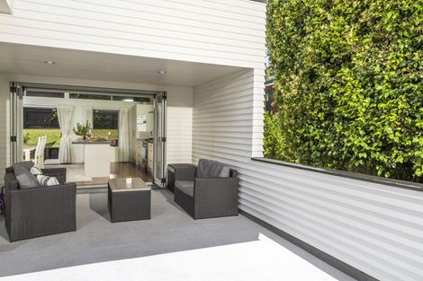 Photo of property in 22 Kiteroa Terrace, Rothesay Bay, Auckland, 0630