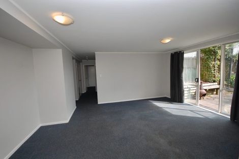 Photo of property in 2/24 Exeter Place, Unsworth Heights, Auckland, 0632