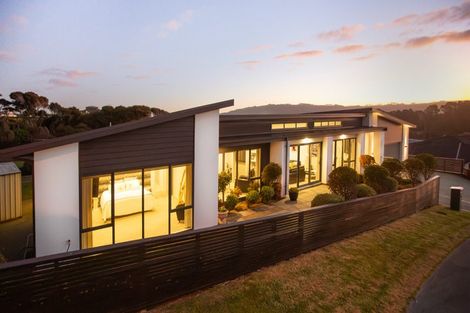 Photo of property in 6 The Fjord, Aotea, Porirua, 5024