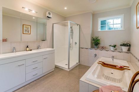 Photo of property in 11 Karaka Grove, Waikanae, 5036