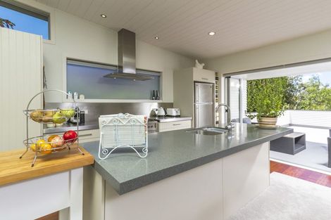 Photo of property in 22 Kiteroa Terrace, Rothesay Bay, Auckland, 0630