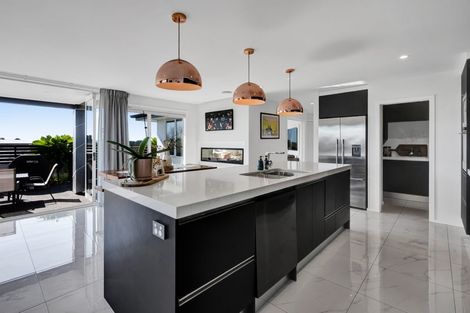 Photo of property in 4 Vardon Way, Waiwhakaiho, New Plymouth, 4312