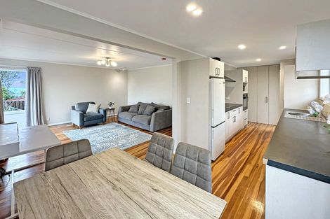 Photo of property in 6 Salford Street, Newlands, Wellington, 6037