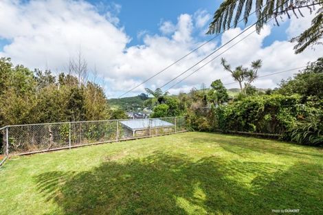 Photo of property in 10 Newcombe Crescent, Karori, Wellington, 6012