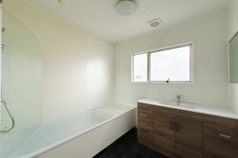 Photo of property in 2/1 Raeben Avenue, Hillcrest, Auckland, 0627