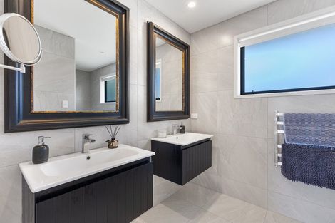 Photo of property in 1 Tupare Place, Highlands Park, New Plymouth, 4312