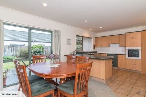Photo of property in 135 Guildford Drive, Paraparaumu Beach, Paraparaumu, 5032
