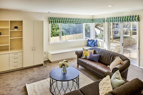 Photo of property in 2 Seaview Road, Paremata, Porirua, 5024