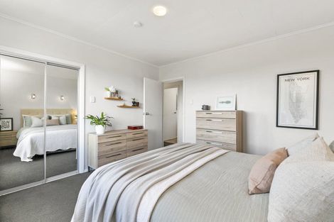 Photo of property in 15 Paparangi Crescent, Paparangi, Wellington, 6037