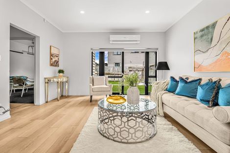Photo of property in 43 Becker Drive, Weymouth, Auckland, 2103