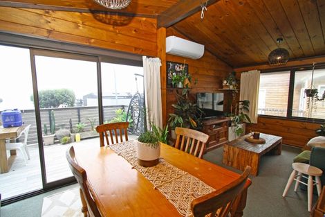 Photo of property in 50 Messenger Terrace, Oakura, 4314