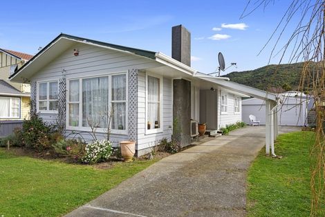 Photo of property in 13 Matthews Road, Wainuiomata, Lower Hutt, 5014