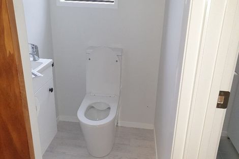 Photo of property in 2/30 Manly Esplanade, Browns Bay, Auckland, 0630