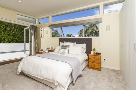 Photo of property in 22 Kiteroa Terrace, Rothesay Bay, Auckland, 0630