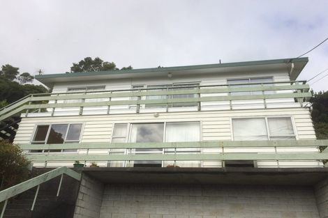 Photo of property in 8a Longcroft Terrace, Newlands, Wellington, 6037