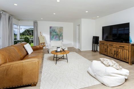 Photo of property in 30 Bernard Magnus Lane, Greenhithe, Auckland, 0632