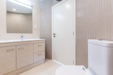 Photo of property in 6b Browns Bay Road, Rothesay Bay, Auckland, 0630