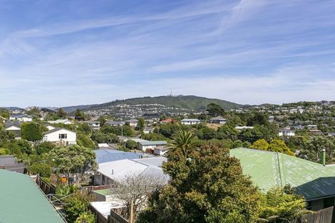 Photo of property in 23 Griffiths Grove, Newlands, Wellington, 6037