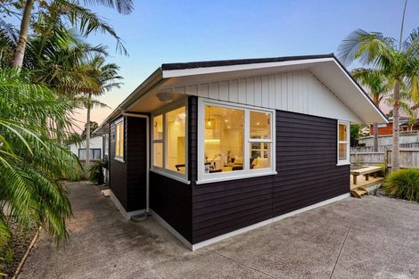 Photo of property in 21 Lantana Road, Green Bay, Auckland, 0604