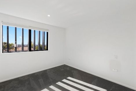 Photo of property in 1/80 Awaroa Road, Sunnyvale, Auckland, 0612
