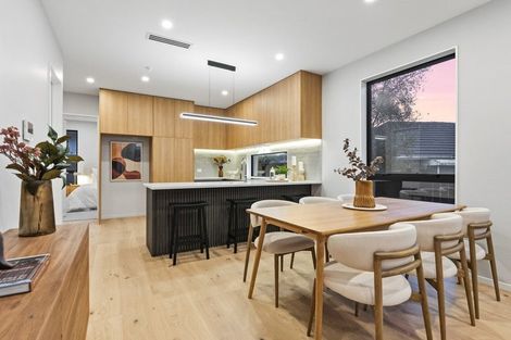 Photo of property in 8c Catalina Crescent, Forrest Hill, Auckland, 0620