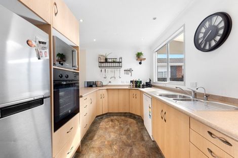 Photo of property in 19 Hillcrest Drive, Kelvin Grove, Palmerston North, 4414