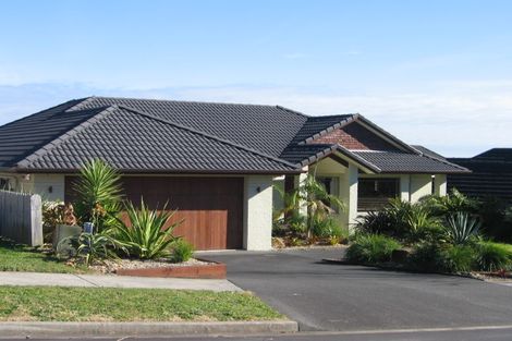 Photo of property in 35 John Brooke Crescent, East Tamaki Heights, Auckland, 2016