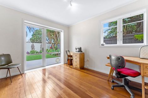 Photo of property in 22 Tiri Road, Milford, Auckland, 0620