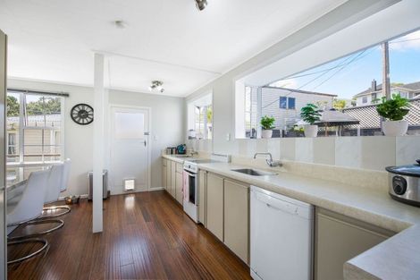 Photo of property in 45 Turville Crescent, Newlands, Wellington, 6037