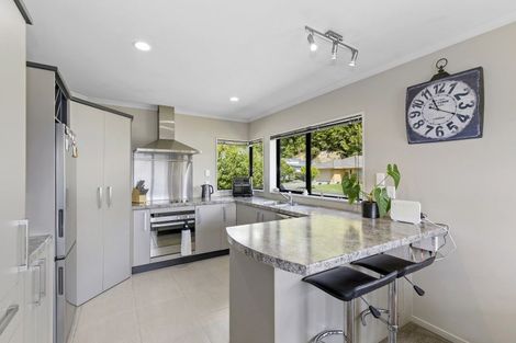 Photo of property in 15 Aragon Grove, Kingsley Heights, Upper Hutt, 5018
