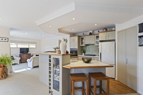 Photo of property in 6 Royal Heights, Glen Avon, New Plymouth, 4312