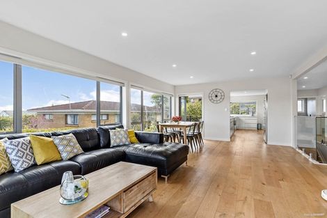Photo of property in 33 Garadice Road, Rothesay Bay, Auckland, 0630