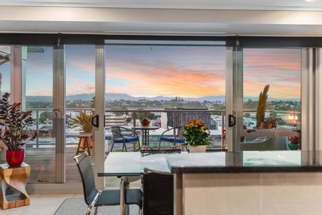Photo of property in 72 Devonport Road, Tauranga, 3110