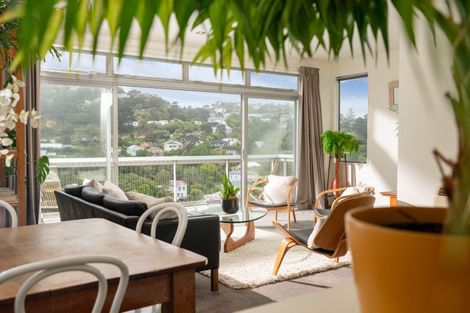 Photo of property in 28 Tiketike Way, Brooklyn, Wellington, 6021