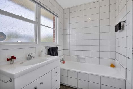 Photo of property in 1 Reid Avenue, Hawera, 4610