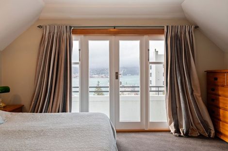 Photo of property in 210 Oriental Parade, Oriental Bay, Wellington, 6011