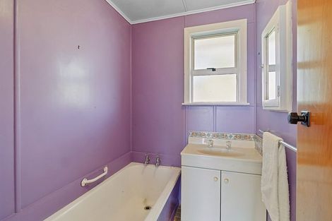 Photo of property in 4 Clerke Place, Marfell, New Plymouth, 4310