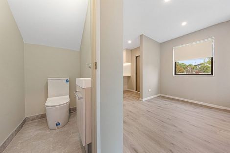 Photo of property in 47a Gossamer Drive, Pakuranga Heights, Auckland, 2010