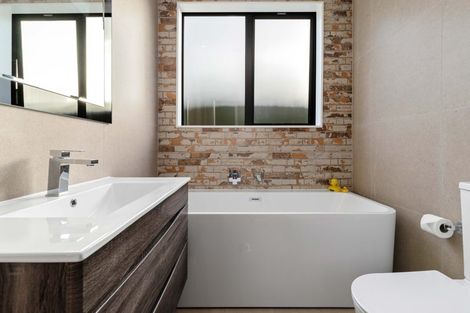 Photo of property in 4 Poutawa Lane, Clarks Beach, 2122