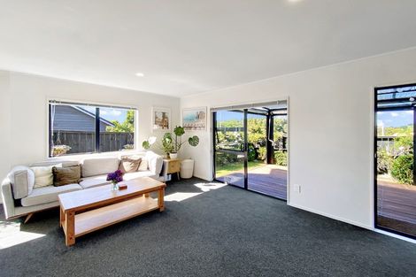 Photo of property in 19a Akoranga Drive, Northcote, Auckland, 0627