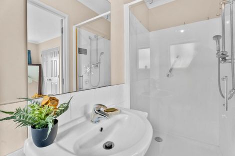 Photo of property in 2/1a Hamilton Place, Glenfield, Auckland, 0629