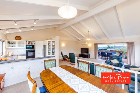Photo of property in 7 Pokapu Street, Titirangi, Auckland, 0600