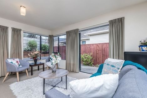 Photo of property in 7a Lyndfield Lane, Newlands, Wellington, 6037