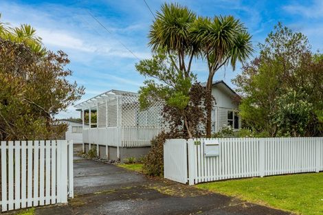 Photo of property in 73 Gloria Avenue, Te Atatu Peninsula, Auckland, 0610