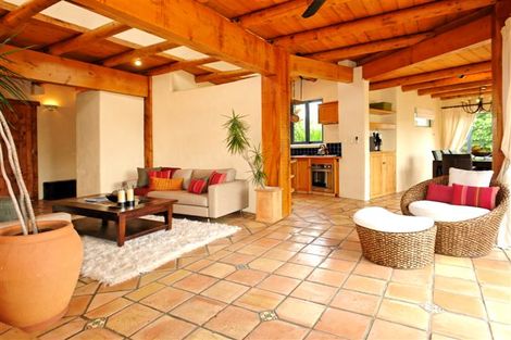 Photo of property in 9 Laingrange Place, Laingholm, Auckland, 0604