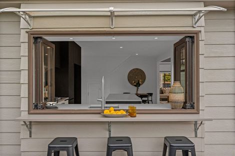 Photo of property in 12 Cleve Road, Green Bay, Auckland, 0604